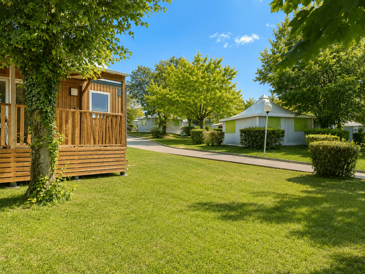 Camping ULVF O'aka - Emplacement Mobil-Home et Tente dans le Lot (Leyme)