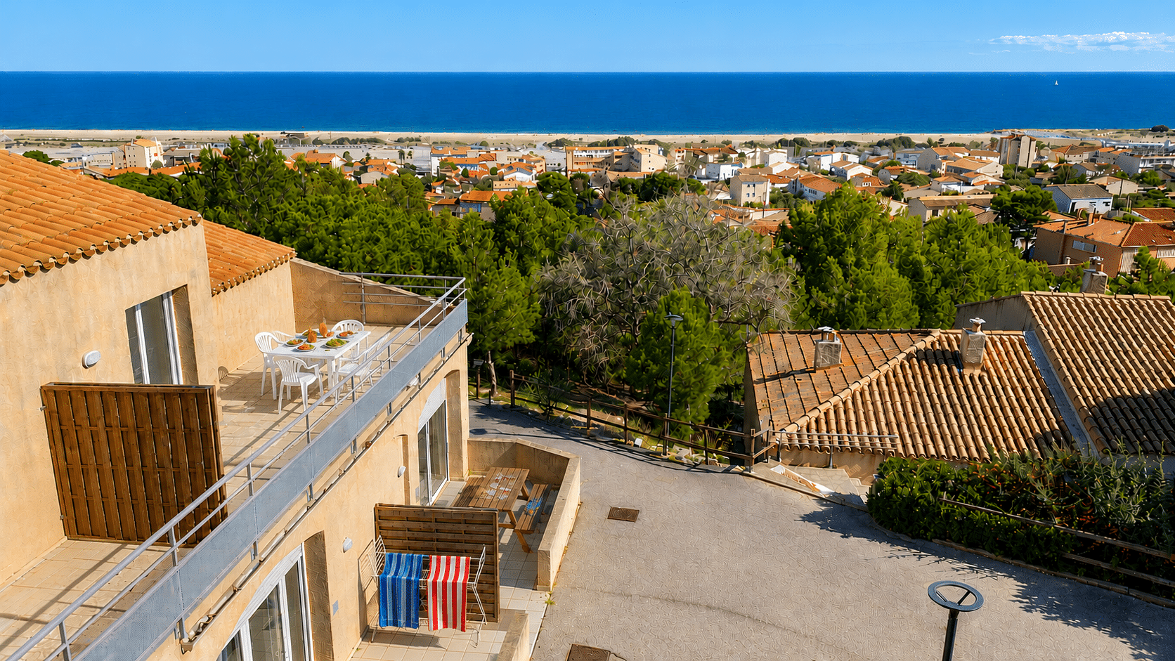 Terrasses du village vacances Les Romarins à Saint-Pierre-la-Mer