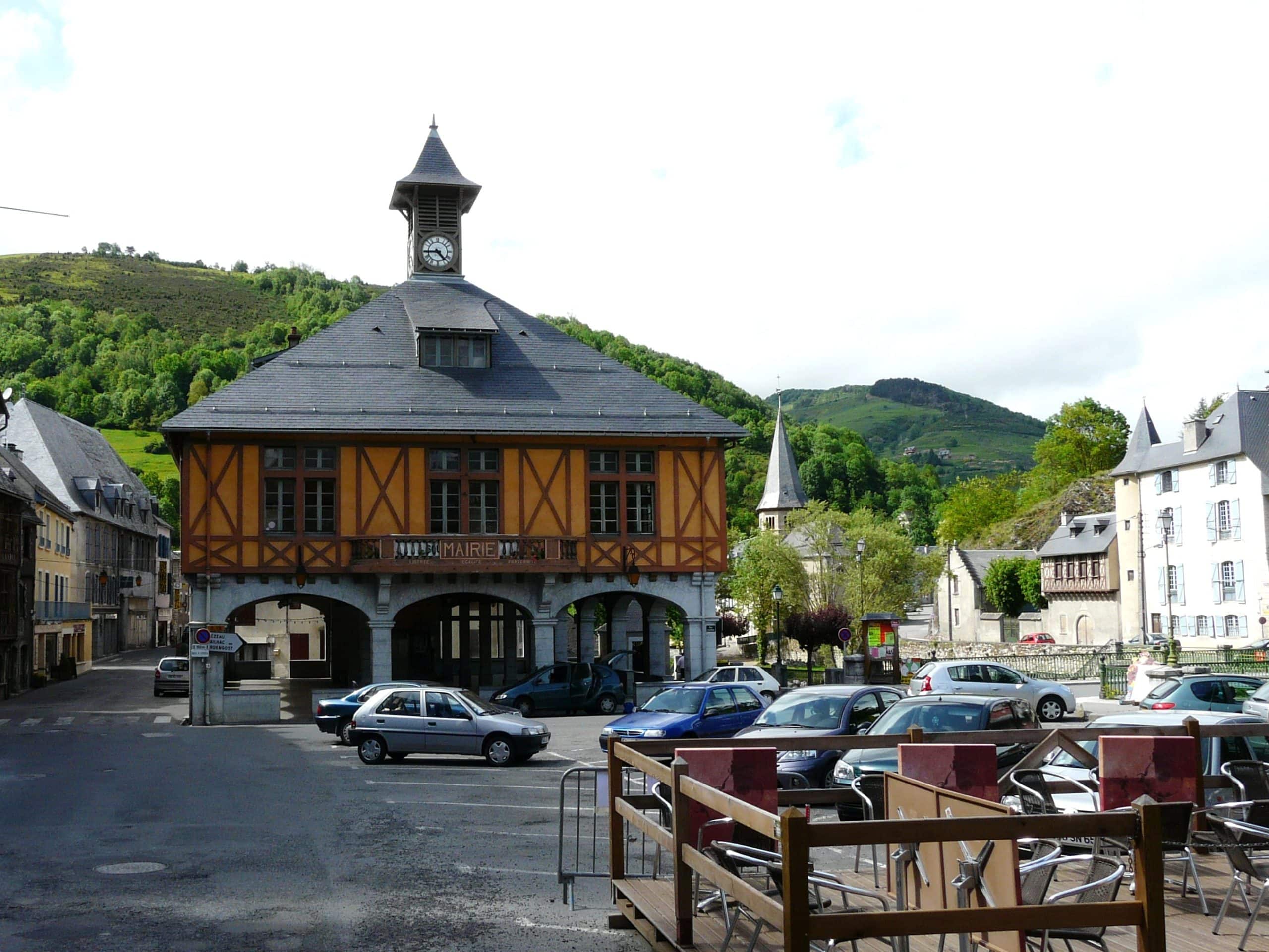 Place de la mairie et maisons d’Arreau près de Saint-Lary-Soulan, Village Vacances ULVF Les Ramondies (Crédit : Père Igor — Wikimedia Commons — CC BY-SA 3.0)