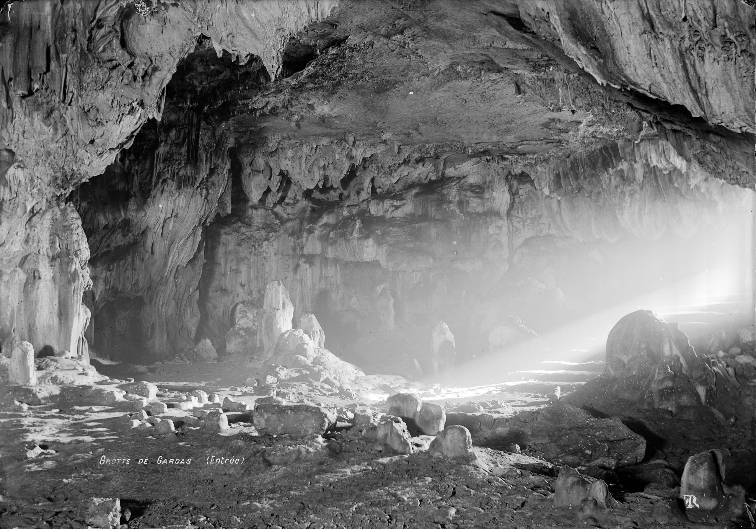 Vue ancienne de l’entrée de la grotte de Gargas à Aventignan — photographie historique - près de St-Lary-Soulan / Vacances ULVF Les Ramondies (Crédit creator photo Félix Régnault)
