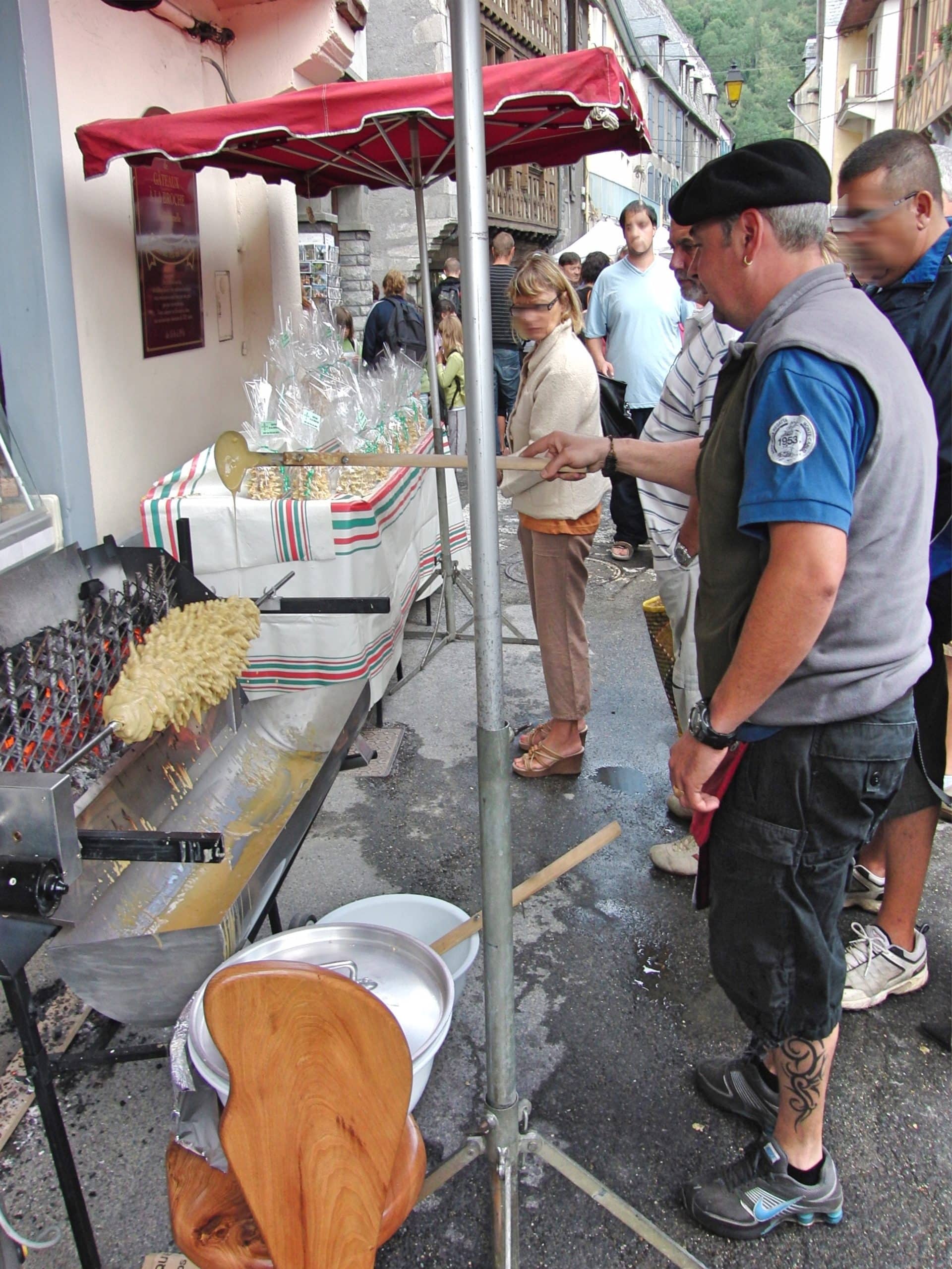 Fabrication d’un gâteau à la broche à Arreau, gastronomie savoir-faire pyrénéen - près de St-Lary-Soulan / Vacances ULVF Les Ramondies (Crédit photo : Pierre André Leclercq)