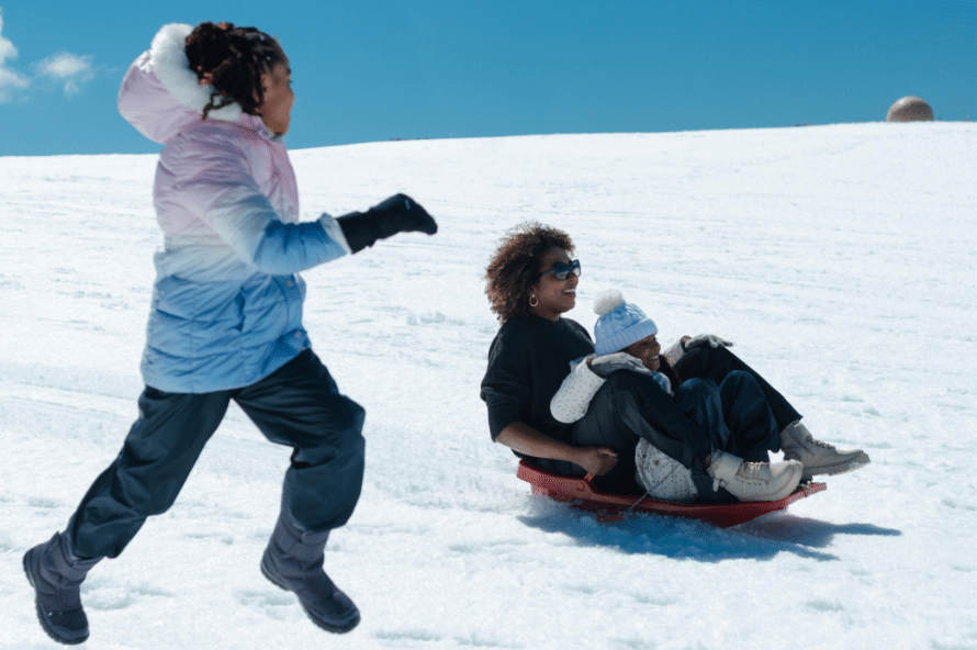 Illustration de sortie luge, l'hiver sous la neige. Vacances ULVF