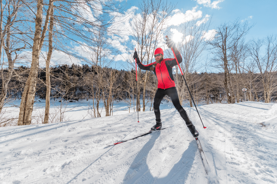 Activité ski nordique à Nistos, l'hiver sous la neige. Vacances ULVF