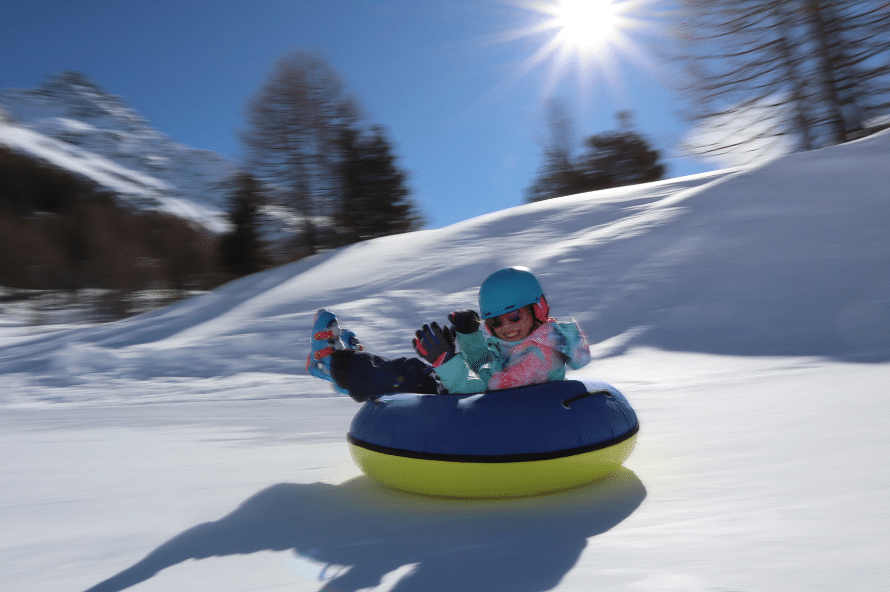 Activité snowtubing au Pla d’Adet, l'hiver sous la neige. Vacances ULVF