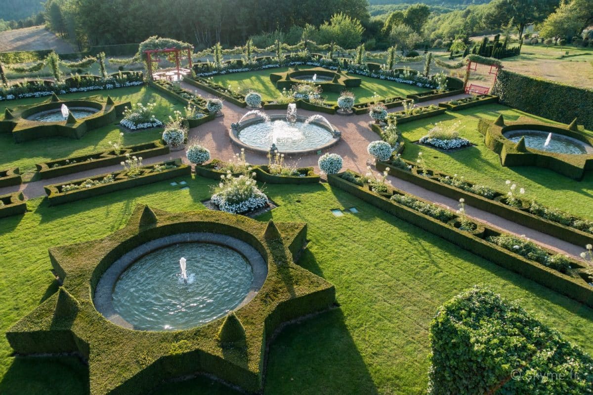 Les jardins blanc d'Eyrignac, dans le Périgord Noir à Salignac-Eyvigues près du Village Vacances Domaine de Pelvezy Crédit Photo : ©Skyme (eyrignac.com)