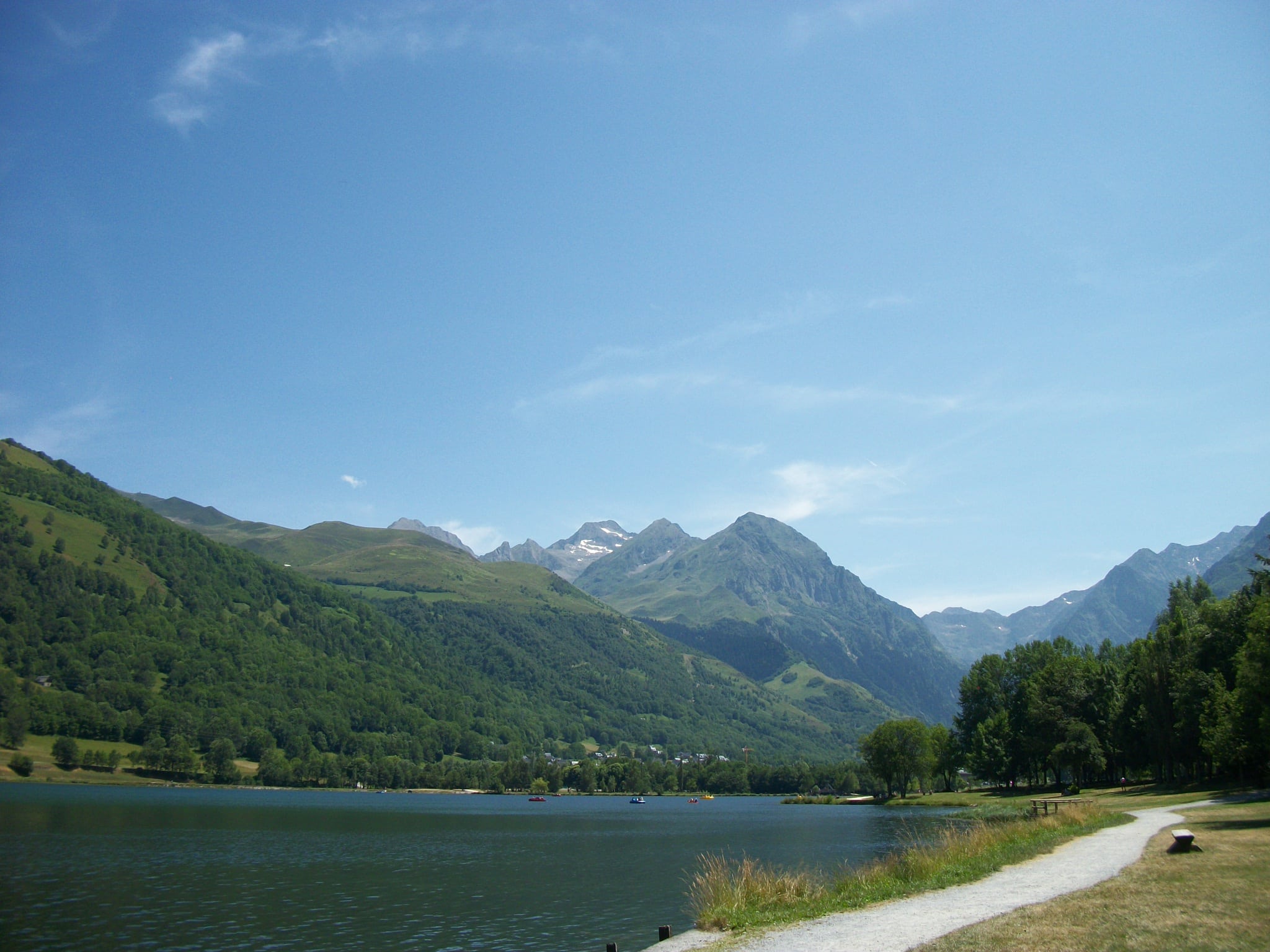 Le lac de Génos-Loudenvielle entouré de montagnes près de St-Lary-Soulan / Vacances ULVF Les Ramondies (Crédit photo : Patrice Bon — Wikimedia Commons — CC BY-SA 4.0)