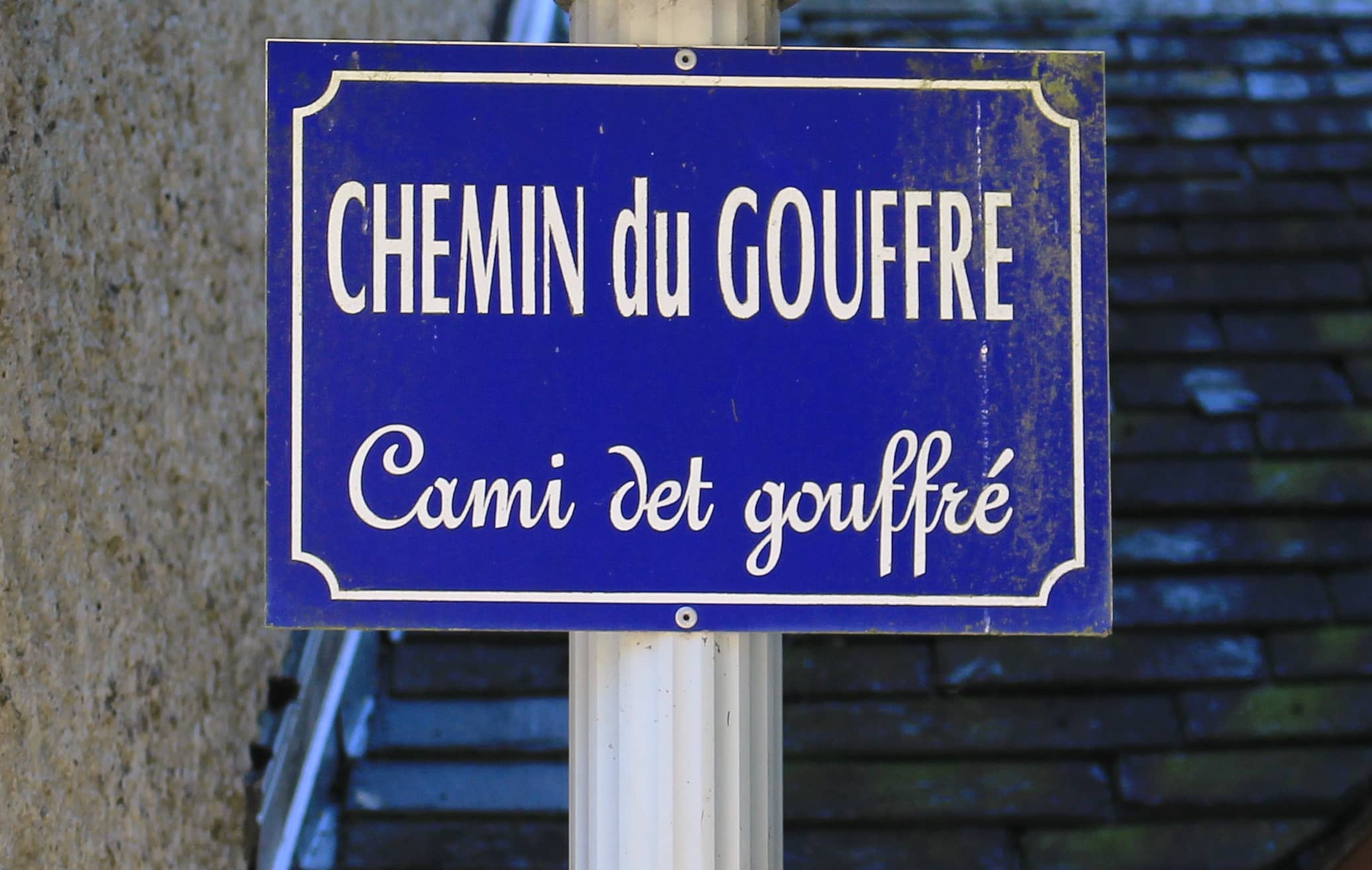 Panneau du chemin du Gouffre à Esparros près de St-Lary-Soulan / Vacances ULVF Les Ramondies (Crédit photo : Sotos — Wikimedia Commons — CC BY-SA 4.0)