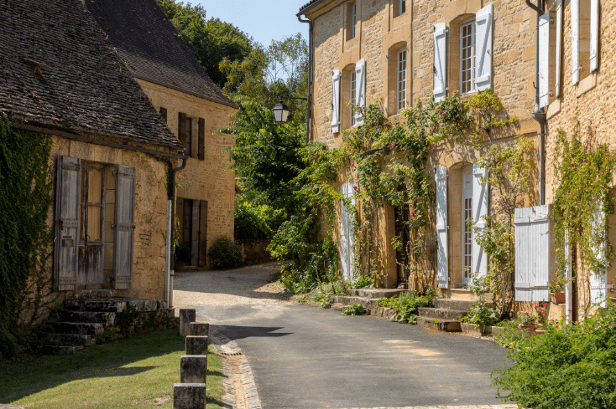 Visite du village de Saint-Geniès, en Dordogne, dans le Perigord Noir, depuis Vacances-ULVF Le Domaine de Pelvezy