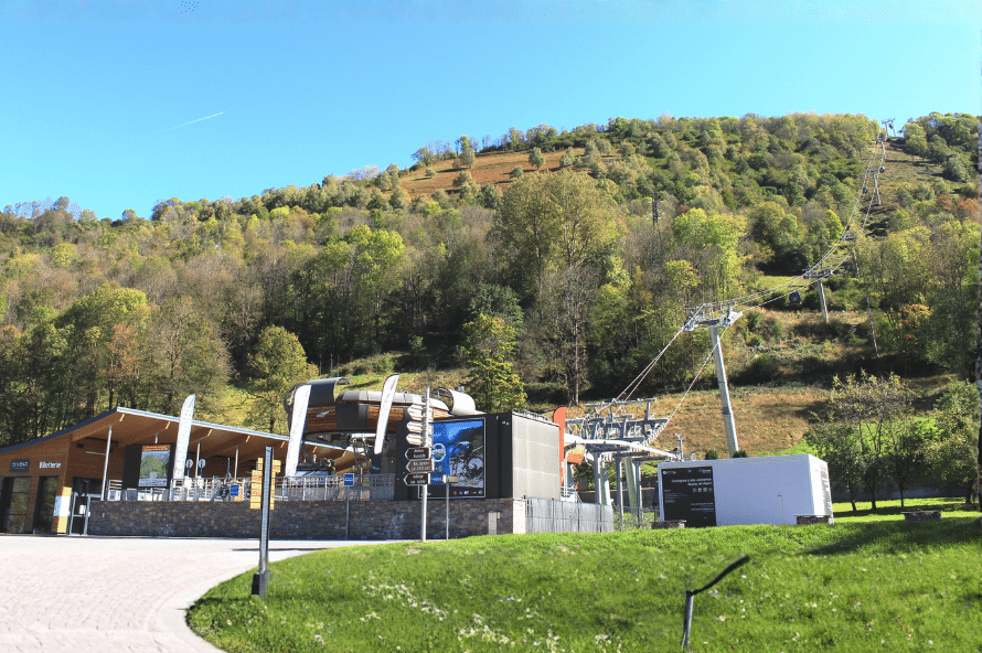 Gare de départ de la télécabine Skyvall à Loudenvielle près de St-Lary-Soulan / Vacances ULVF Les Ramondies (Crédit photo : Sotos — Wikimedia Commons — CC BY-SA 4.0)