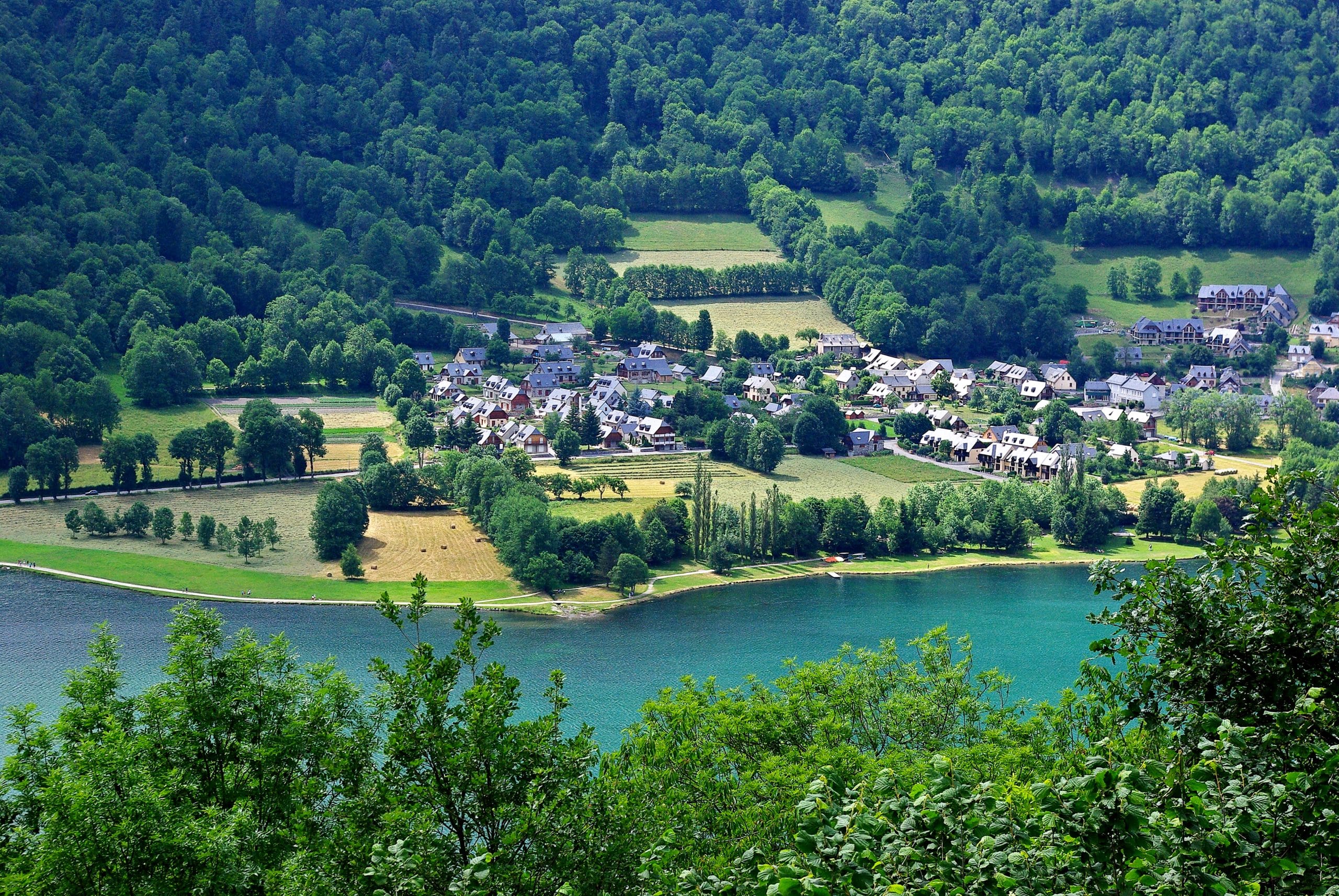 Village de Génos et lac de Génos-Loudenvielle, près de Balnéa près de Saint-Lary-Soulan, Village Vacances ULVF Les Ramondies (Crédit : JLPC — Wikimedia Commons — CC BY-SA 3.0)