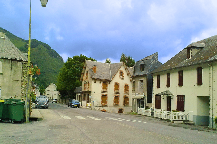 Vue du village de Sarrancolin près de St-Lary-Soulan / Vacances ULVF Les Ramondies (Crédit photo : France64160 — Wikimedia Commons — CC BY-SA 3.0)
