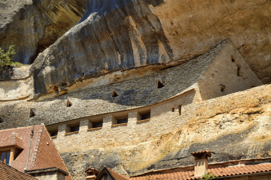 Les Eyzies et le musée national de Préhistoire. Dordogne - Périgord noir.